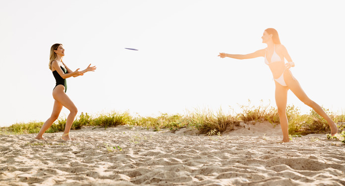 Frisbee am Strand