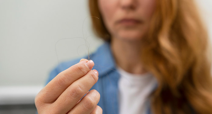 Mit einer Haarprobe den Nährstoffhaushalt erforschen: Gesundheit in der Hand.