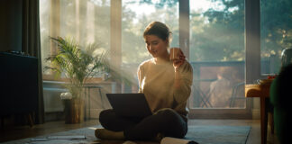 Frau arbeitet mit der Getting Things Done - GTD Methode