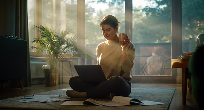 Frau arbeitet mit der Getting Things Done - GTD Methode