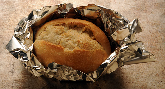 Hartes Brot in Aluminiumfolie wickeln