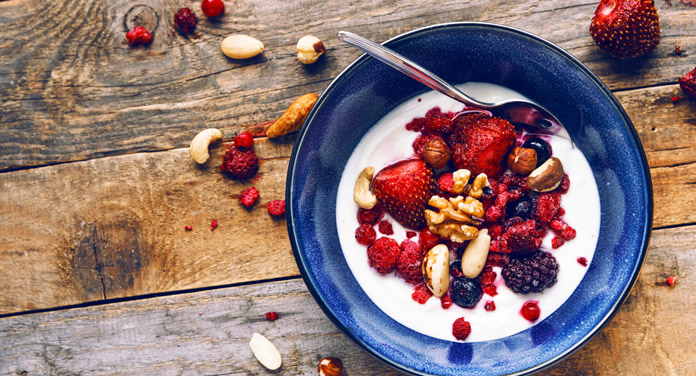 Joghurt mit Früchten und Nüssen