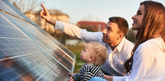 Solarenergie - Familie mit Solarpanels