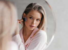 junge Frau vor dem Spiegel schminkt sich mit dem L-Shape-Blush-Hack