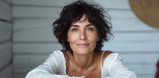 Glückliche attraktive selbstbewusste europäische Frau mittleren Alters macht eine Hormonersatztherapie