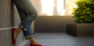 Schuhe und Jeans kombinieren