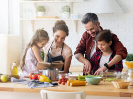 Eltern kochen mit ihren Kindern - vegane Ernährung