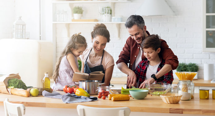 Eltern kochen mit ihren Kindern - vegane Ernährung