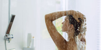 Frau unter der Dusche - Wasserverbrauch reduzieren
