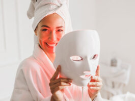 Frau hält eine LED-Maske fürs Gesicht in den Händen