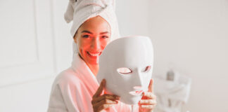 Frau hält eine LED-Maske fürs Gesicht in den Händen