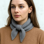 Frau mit Sophie Scarf