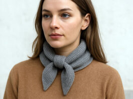 Frau mit Sophie Scarf
