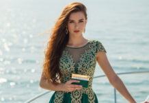 elegant gekleidete Frau mit Kartenetui