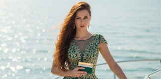 elegant gekleidete Frau mit Kartenetui