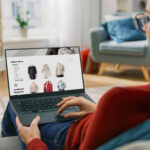 Frau am Laptop beim Online-Shopping mit Budgey