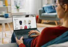 Frau am Laptop beim Online-Shopping mit Budgey