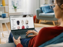 Frau am Laptop beim Online-Shopping mit Budgey