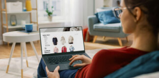 Frau am Laptop beim Online-Shopping mit Budgey