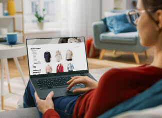Frau am Laptop beim Online-Shopping mit Budgey