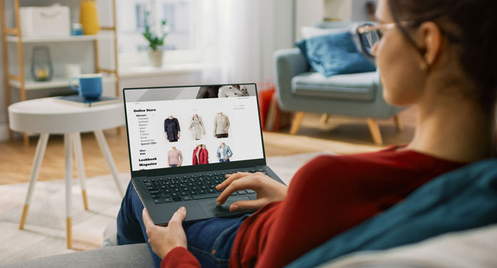 Frau am Laptop beim Online-Shopping mit Budgey
