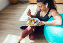 Frau mit Gymnastikball und Bowl pflegt einen gesunden Lebensstil