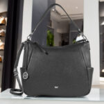 Handtaschen aus Leder in einem Geschäft
