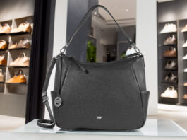 Handtaschen aus Leder in einem Geschäft