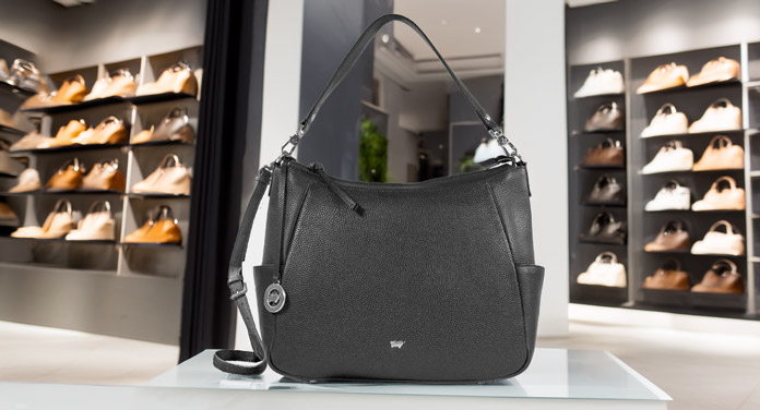 Handtaschen aus Leder in einem Geschäft