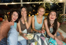 4 Frauen beim Mädelsabend