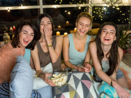 4 Frauen beim Mädelsabend