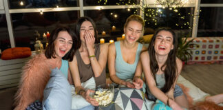 4 Frauen beim Mädelsabend