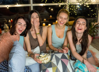 4 Frauen beim Mädelsabend