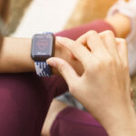 Frau mit Smartwatch-Armband am Handgelenk