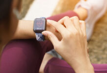 Frau mit Smartwatch-Armband am Handgelenk