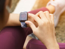 Frau mit Smartwatch-Armband am Handgelenk