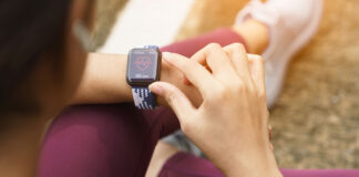 Frau mit Smartwatch-Armband am Handgelenk