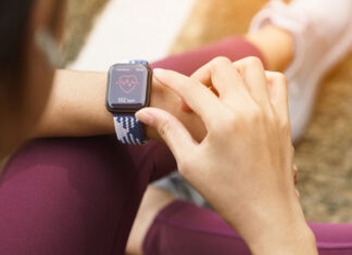 Frau mit Smartwatch-Armband am Handgelenk