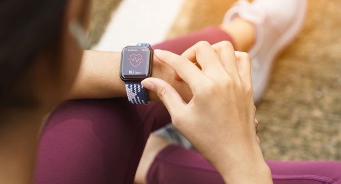 smartwatch-armband Frau mit Smartwatch-Armband am Handgelenk
