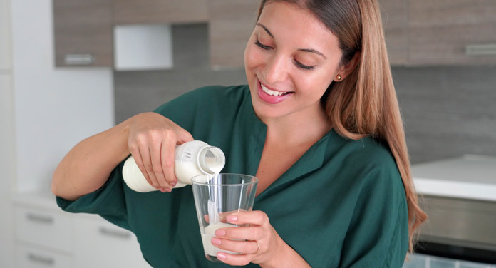 Frau trinkt Kefir