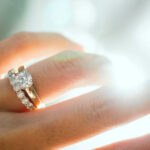 Diamantschmuck Ring an der Hand einer Frau