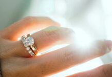 Diamantschmuck Ring an der Hand einer Frau