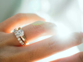 Diamantschmuck Ring an der Hand einer Frau
