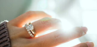 Diamantschmuck Ring an der Hand einer Frau