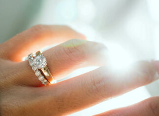 Diamantschmuck Ring an der Hand einer Frau