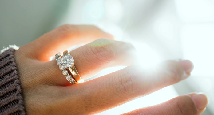 diamantschmuck Diamantschmuck Ring an der Hand einer Frau