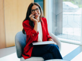 Mode & Körpersprache: Die stille Power deines Auftritts Mode & Körpersprache: Die Macht des ersten Eindrucks