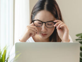 Frau am Laptop hat Schleier vor den Augen