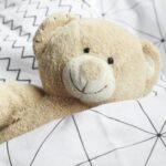 hochwertige Kinderbetten - Teddy liegt im Bett