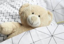 hochwertige Kinderbetten - Teddy liegt im Bett